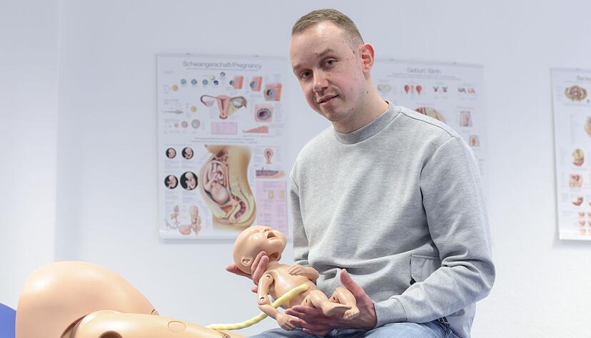 Jonas Küppers, männliche Hebamme, absolviert ein duales Studium, um den Beruf der Hebamme zu lernen. In Deutschland sind Männer im Hebammen-Beruf extrem selten. Jonas Küppers, männliche Hebamme, absolviert ein duales Studium, um den Beruf der Hebamme zu lernen. In Deutschland sind Männer im Hebammen-Beruf extrem selten.