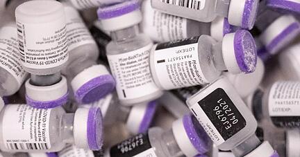 Dosen des Corona-Impfstoffs von Biontech/Pfizer liegen in einer Box. Dosen des Corona-Impfstoffs von Biontech/Pfizer liegen in einer Box.