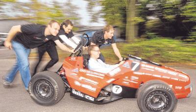 Manuel Mock, Benjamin Röhrich, Alexander Frank und Sasha Vorhemus (v.l.) von Kühn Racing nutzen den alten Rennwagen bei der Sponsorensuche.Foto: Mario Berger Manuel Mock, Benjamin Röhrich, Alexander Frank und Sasha Vorhemus (v.l.) von Kühn Racing nutzen den alten Rennwagen bei der Sponsorensuche.Foto: Mario Berger