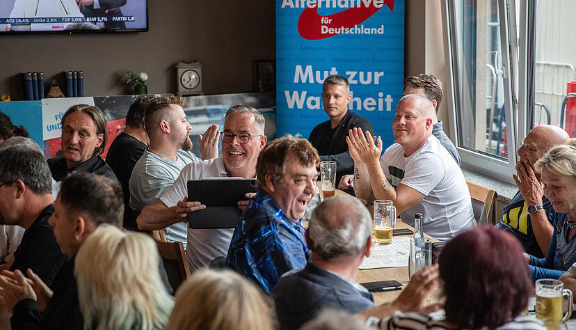 AfD-Landtagsabgeordneter Hans-Jürgen Goßner (mit iPad), liest bei der Wahlparty des AfD Kreisverbands Göppingen erste Wahlergebnisse in der Göppinger Region vor. AfD-Landtagsabgeordneter Hans-Jürgen Goßner (mit iPad), liest bei der Wahlparty des AfD Kreisverbands Göppingen erste Wahlergebnisse in der Göppinger Region vor.