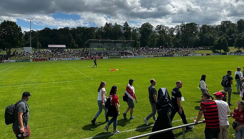 "Es ist für uns eine geniale Sache, dass wir den Start in die Champions-League-Saison des VfB Stuttgart bei uns in Hollenbach haben", sagt Tobias Röschl, Vorstand bei Jako und Mitglied des VfB-Aufsichtsrats. "Es ist für uns eine geniale Sache, dass wir den Start in die Champions-League-Saison des VfB Stuttgart bei uns in Hollenbach haben", sagt Tobias Röschl, Vorstand bei Jako und Mitglied des VfB-Aufsichtsrats.