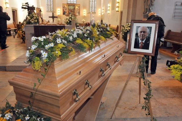 Der Sarg mit den sterblichen Überesten des verstorbenen Milliardärs Adolf Merckle ist am Montag in der Stadtkirche in Blaubeuren (Alb-Donau-Kreis) vor der Trauerfeier aufgestellt. Merckle hatte sich vor einer Woche das Leben genommen, weil er es nicht verkraftet hatte, nach fehlgeschlagenen Börsenspekulationen die Kontrolle über sein Firmenimperium zu verlieren. Foto: dpa Der Sarg mit den sterblichen Überesten des verstorbenen Milliardärs Adolf Merckle ist am Montag in der Stadtkirche in Blaubeuren (Alb-Donau-Kreis) vor der Trauerfeier aufgestellt. Merckle hatte sich vor einer Woche das Leben genommen, weil er es nicht verkraftet hatte, nach fehlgeschlagenen Börsenspekulationen die Kontrolle über sein Firmenimperium zu verlieren. Foto: dpa