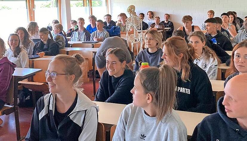 Statt Theorie findet im Unterrichtsraum eine Registrierungsaktion für die DKMS statt. Das macht die Schule seit Jahren immer wieder. Statt Theorie findet im Unterrichtsraum eine Registrierungsaktion für die DKMS statt. Das macht die Schule seit Jahren immer wieder.