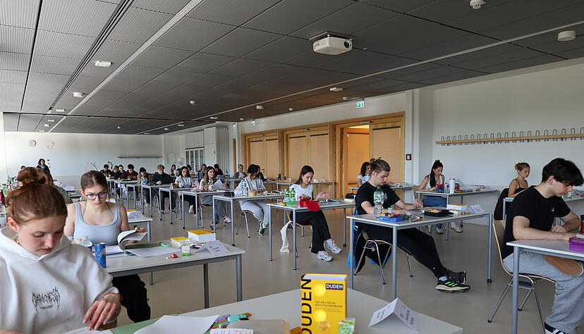 35 Abiturienten und Abiturientinnen sind am Dienstag am Zabergäu-Gymnasium Brackenheim mit Deutsch-Aufgaben beschäftigt. 35 Abiturienten und Abiturientinnen sind am Dienstag am Zabergäu-Gymnasium Brackenheim mit Deutsch-Aufgaben beschäftigt.