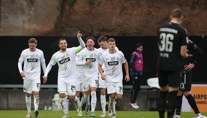 Luca Schnellbacher (2.v.l.) jubelt nach dem Treffer zum 2:1. Luca Schnellbacher (2.v.l.) jubelt nach dem Treffer zum 2:1.