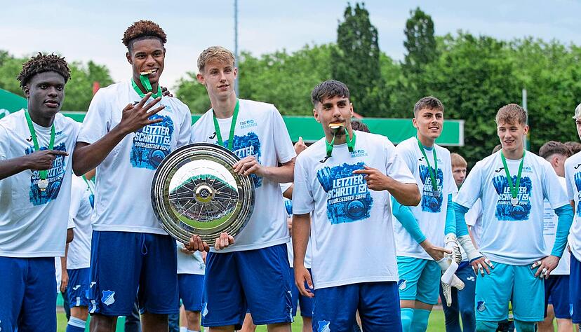 Ende Mai gewann die TSG um Max Moerstedt (Dritter von links) den Meistertitel und damit den Startplatz für die Youth League. Ende Mai gewann die TSG um Max Moerstedt (Dritter von links) den Meistertitel und damit den Startplatz für die Youth League.