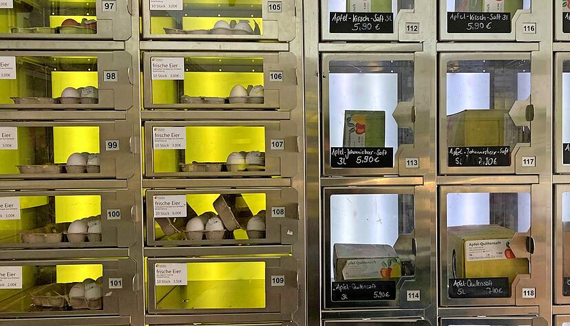 Eier, Saft, Obst und Gemüse lagert gut gekühlt in den kleinen Schließfächern. Einfach Geld einwerfen, das Fach wählen und Kirschen oder Kartoffeln mitnehmen.
Foto: Tscherwitschke Eier, Saft, Obst und Gemüse lagert gut gekühlt in den kleinen Schließfächern. Einfach Geld einwerfen, das Fach wählen und Kirschen oder Kartoffeln mitnehmen.
Foto: Tscherwitschke