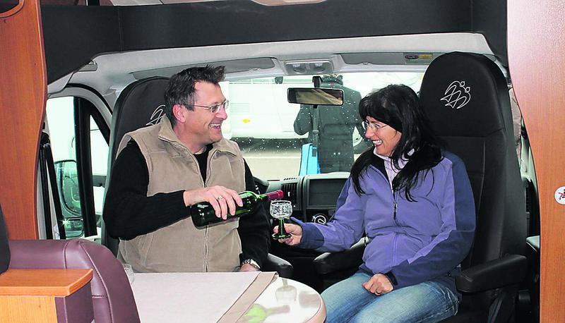 Timea und Achim Steinbach fühlen sich im Wohnmobil schon richtig wohl. Bei der Messe wollen sie die letzten Fragen vor der Neuanschaffung klären. Timea und Achim Steinbach fühlen sich im Wohnmobil schon richtig wohl. Bei der Messe wollen sie die letzten Fragen vor der Neuanschaffung klären.