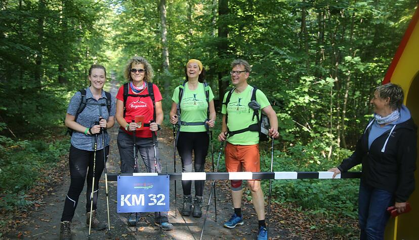 An der badisch-württembergischen Grenze erhielten die Wanderer einen Passierschein, danach öffnete sich der Schlagbaum. Foto: Franz Theuer An der badisch-württembergischen Grenze erhielten die Wanderer einen Passierschein, danach öffnete sich der Schlagbaum. Foto: Franz Theuer