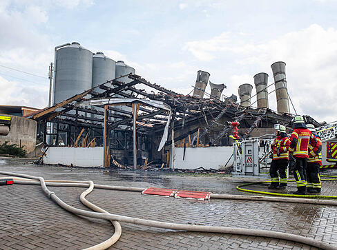 Einsatzkräfte der Feuerwehr bekämpfen einen Großbrand in einem Hühnerzuchtbetrieb in Niederstetten. Einsatzkräfte der Feuerwehr bekämpfen einen Großbrand in einem Hühnerzuchtbetrieb in Niederstetten.