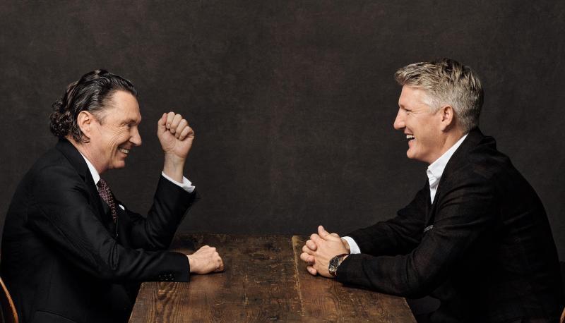 Bastian Schweinsteiger (r) im Gespräch mit Martin Suter. Bastian Schweinsteiger (r) im Gespräch mit Martin Suter.