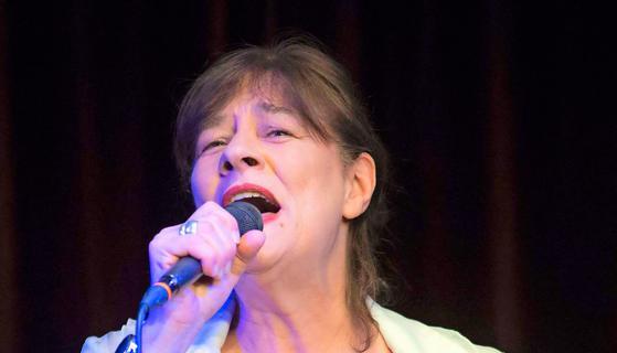 Hardcore-Romantikerin auf dem Theaterschiff: Ulla Meinecke.
Foto: Köhler Hardcore-Romantikerin auf dem Theaterschiff: Ulla Meinecke.
Foto: Köhler