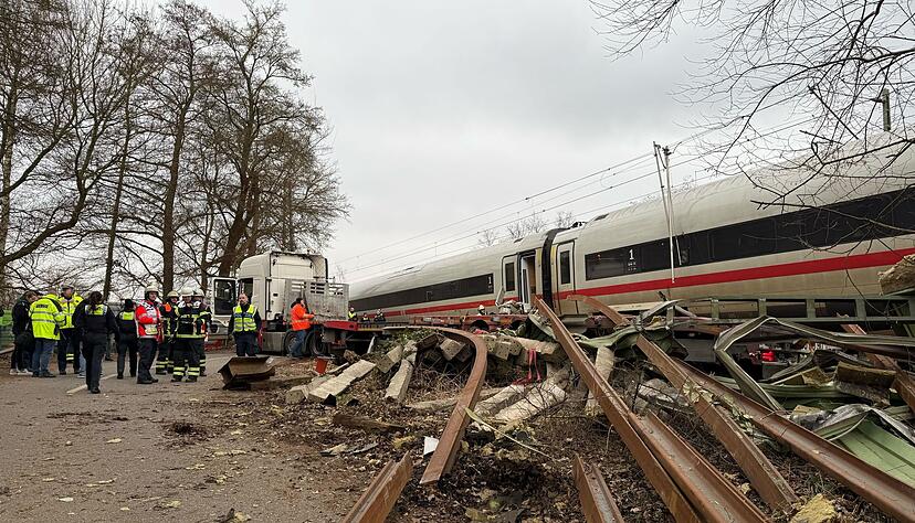 Auf der Bahnstrecke Hamburg-Harburg - Buchholz sind am Nachmittag ein ICE der Deutschen Bahn und ein Sattelzug zusammengestoßen Auf der Bahnstrecke Hamburg-Harburg - Buchholz sind am Nachmittag ein ICE der Deutschen Bahn und ein Sattelzug zusammengestoßen