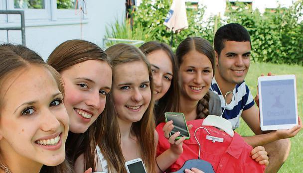 Geht es nach Alexandra, Marion, Denise, Stephanie, Lydia und Emre (v. li.), gibt es dank ihrer DressUp-App keinen Stress mehr mit den Klamotten.Foto: Koppenhöfer Geht es nach Alexandra, Marion, Denise, Stephanie, Lydia und Emre (v. li.), gibt es dank ihrer DressUp-App keinen Stress mehr mit den Klamotten.Foto: Koppenhöfer