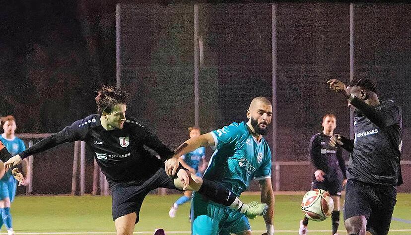 VfR-Neuzugang Süleyman Bilgi (Mitte) wird von Pascal Steigauf und Mansour Ceesay (rechts) bekämpft. Die Pfedelbacher machten die Räume eng, doch Heilbronn gewann das Flutlichtspiel am Mittwoch mit 2:1.
Foto: Marc Schmerbeck VfR-Neuzugang Süleyman Bilgi (Mitte) wird von Pascal Steigauf und Mansour Ceesay (rechts) bekämpft. Die Pfedelbacher machten die Räume eng, doch Heilbronn gewann das Flutlichtspiel am Mittwoch mit 2:1.
Foto: Marc Schmerbeck