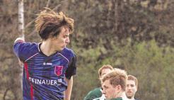 Der FSV Hollenbach II mit Timo Marschick (links) mühte sich zu einem 1:0-Erfolg im Gemeindederby gegen den SV Mulfingen mit Johannes Bauer.Foto: Jens Gerner Der FSV Hollenbach II mit Timo Marschick (links) mühte sich zu einem 1:0-Erfolg im Gemeindederby gegen den SV Mulfingen mit Johannes Bauer.Foto: Jens Gerner