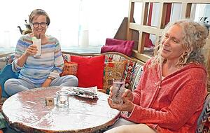 Besonders gemütlich sind die beiden traditionellen Sitzecken. Wer hier sitzen möchte, sollte unbedingt reservieren. Besonders gemütlich sind die beiden traditionellen Sitzecken. Wer hier sitzen möchte, sollte unbedingt reservieren.