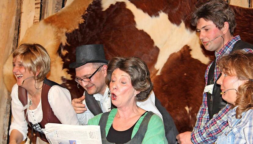 Die Mitspieler der Liederkranz-Theatergruppe ernteten viele Lacher und Applaus für ihre fröhlichen Auftritte.Foto: Regina Koppenhöfer Die Mitspieler der Liederkranz-Theatergruppe ernteten viele Lacher und Applaus für ihre fröhlichen Auftritte.Foto: Regina Koppenhöfer