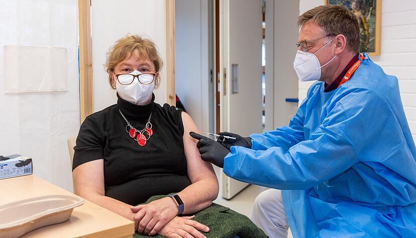 Covid-Impfung in der Richard-Drautz-Stiftung in Böckingen: Heimleiterin Elisabeth Palinkas lässt sich von Hausarzt Andreas Hamberger impfen.
Foto: Mario Berger Covid-Impfung in der Richard-Drautz-Stiftung in Böckingen: Heimleiterin Elisabeth Palinkas lässt sich von Hausarzt Andreas Hamberger impfen.
Foto: Mario Berger