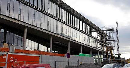 Hier wird optisch nicht geklotzt, doch architektonisch gibt es einige Besonderheiten. Der Großteil der Labore und Werkstätten ist in den Untergeschossen zu finden. Und im Eingangsbereich ist natürlich Platz für Kunst aus der Sammlung Würth. Hier wird optisch nicht geklotzt, doch architektonisch gibt es einige Besonderheiten. Der Großteil der Labore und Werkstätten ist in den Untergeschossen zu finden. Und im Eingangsbereich ist natürlich Platz für Kunst aus der Sammlung Würth.