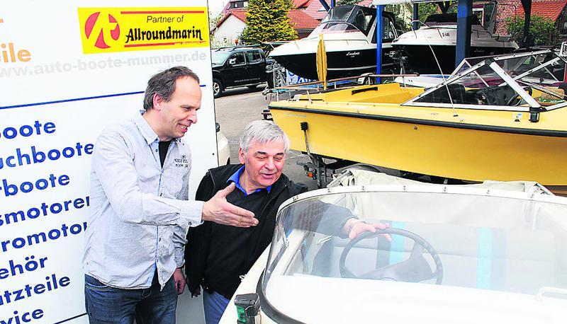 Franz Schuch (rechts) schaut sich bei Bootshändler Thomas Mummer nach einem PS-starken Außenborder um. Bald will er sich auch ein größeres Boot kaufen. Franz Schuch (rechts) schaut sich bei Bootshändler Thomas Mummer nach einem PS-starken Außenborder um. Bald will er sich auch ein größeres Boot kaufen.