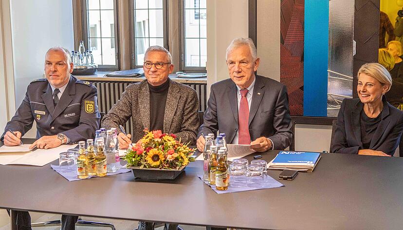 Frank Spitzmüller (v. l.), Thomas Strobl und Harry Mergel unterzeichnen die Sicherheitskooperation im Heilbronner Rathaus. Rechts Bürgermeisterin Agnes Christner. Frank Spitzmüller (v. l.), Thomas Strobl und Harry Mergel unterzeichnen die Sicherheitskooperation im Heilbronner Rathaus. Rechts Bürgermeisterin Agnes Christner.