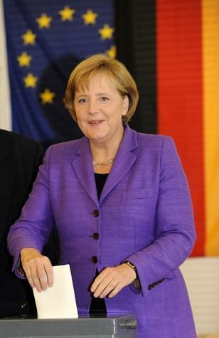 Bundeskanzlerin Angela Merkel (CDU) gibt am Sonntag in Berlin ihre Stimme für die Europawahl ab. Bundeskanzlerin Angela Merkel (CDU) gibt am Sonntag in Berlin ihre Stimme für die Europawahl ab.