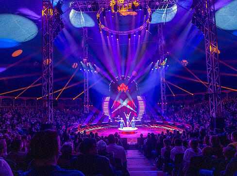 Das moderne Zirkuszelt bietet zur Premiere beste Sicht auf die Darbietungen in der Manege. Das moderne Zirkuszelt bietet zur Premiere beste Sicht auf die Darbietungen in der Manege.