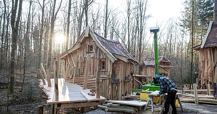 Im Naturresort Tripsdrill entstehen 20 neue Baumhäuser. Die bestehenden 28 sind anders als klassische Hotelzimmer derzeit sehr gefragt.
Foto: Andreas Veigel Im Naturresort Tripsdrill entstehen 20 neue Baumhäuser. Die bestehenden 28 sind anders als klassische Hotelzimmer derzeit sehr gefragt.
Foto: Andreas Veigel