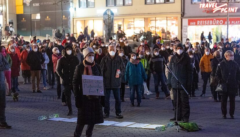 Unverständnis für "Spaziergänge": Zur Heilbronner Kundgebung hatten unter anderem SPD, Grüne und Gewerkschaften aufgerufen. Foto: Mario Berger Unverständnis für "Spaziergänge": Zur Heilbronner Kundgebung hatten unter anderem SPD, Grüne und Gewerkschaften aufgerufen. Foto: Mario Berger