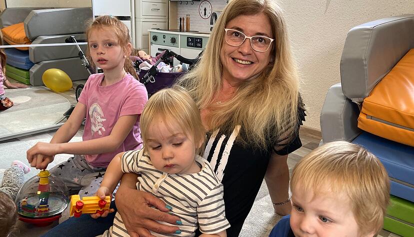 Die Cleebronner Tagesmutter Stephanie Beck mit drei ihrer derzeit fünf Schützlinge. Die Cleebronner Tagesmutter Stephanie Beck mit drei ihrer derzeit fünf Schützlinge.