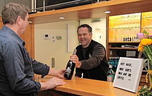 Markus Busch hat ein großes Herz für den Weinanbau und stets ein freundliches Wort für seine Hotelgäste. Markus Busch hat ein großes Herz für den Weinanbau und stets ein freundliches Wort für seine Hotelgäste.