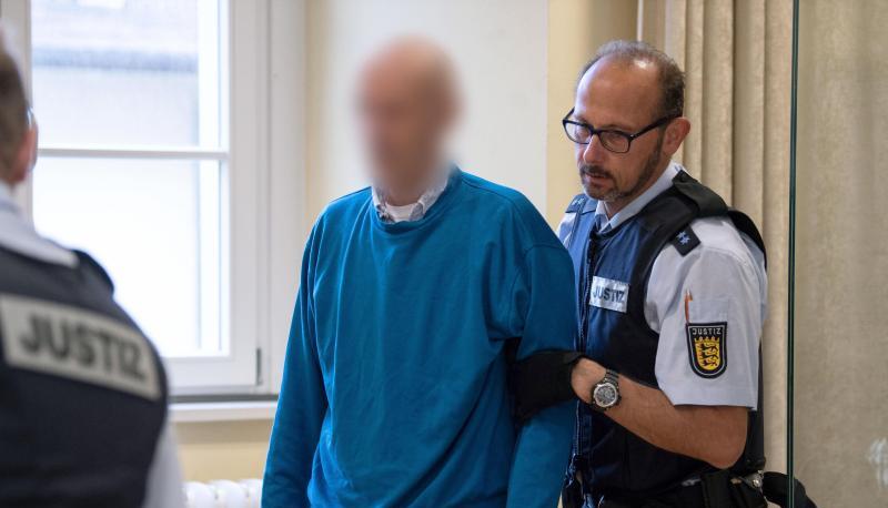 Der angeklagte Supermarkt-Erpresser ist zu einer langen Haftstrafe verurteilt worden. Der angeklagte Supermarkt-Erpresser ist zu einer langen Haftstrafe verurteilt worden.