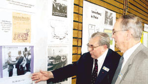 Der Bundesehrenvorsitzende Edwin Kelm (links) und Kreisvorsitzender Hugo Adolf betrachten die Ausstellung über die Bessarabiendeutschen.Foto: Anne Väisänen. Der Bundesehrenvorsitzende Edwin Kelm (links) und Kreisvorsitzender Hugo Adolf betrachten die Ausstellung über die Bessarabiendeutschen.Foto: Anne Väisänen.