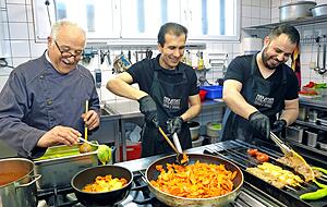 Gholamreza Nabatians (links) Reich ist die Küche. Der Koch mit jahrelanger Erfahrung weißt einfach, was besonders gut schmeckt. Gholamreza Nabatians (links) Reich ist die Küche. Der Koch mit jahrelanger Erfahrung weißt einfach, was besonders gut schmeckt.