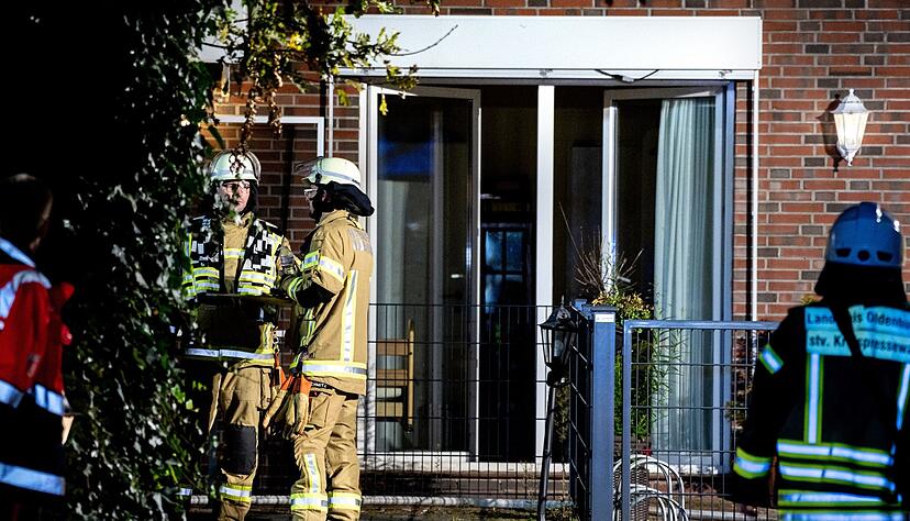 Einsatzkräfte der Feuerwehr vor dem in Brand geratenen Altenheim in Wardenburg. Einsatzkräfte der Feuerwehr vor dem in Brand geratenen Altenheim in Wardenburg.