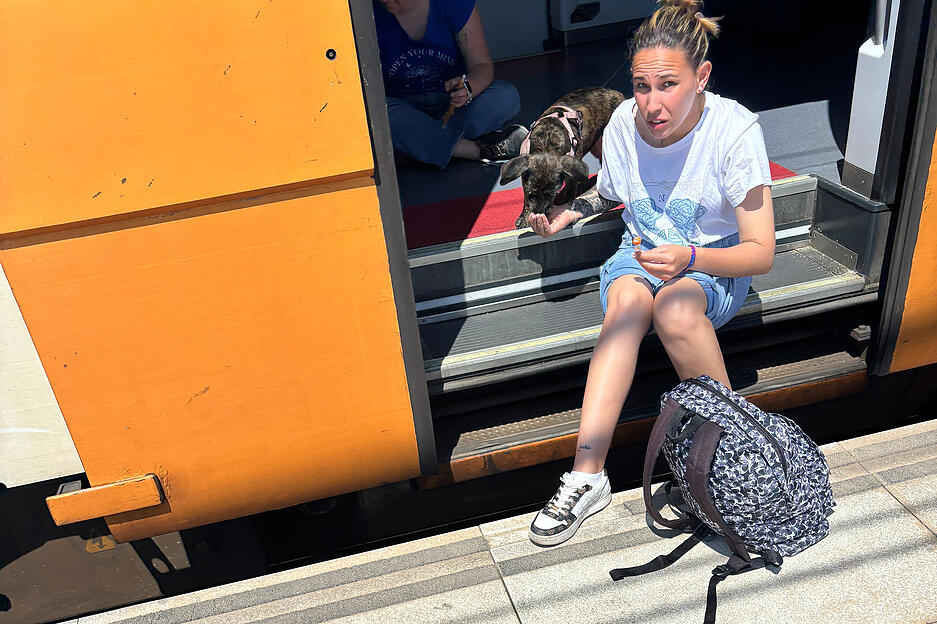 Julia und ihr Hund Lassie warten seit rund zwei Stunden, dass ihr Zug von Premia de Mar in der Provinz Barcelona aus weiterfährt. Julia und ihr Hund Lassie warten seit rund zwei Stunden, dass ihr Zug von Premia de Mar in der Provinz Barcelona aus weiterfährt.