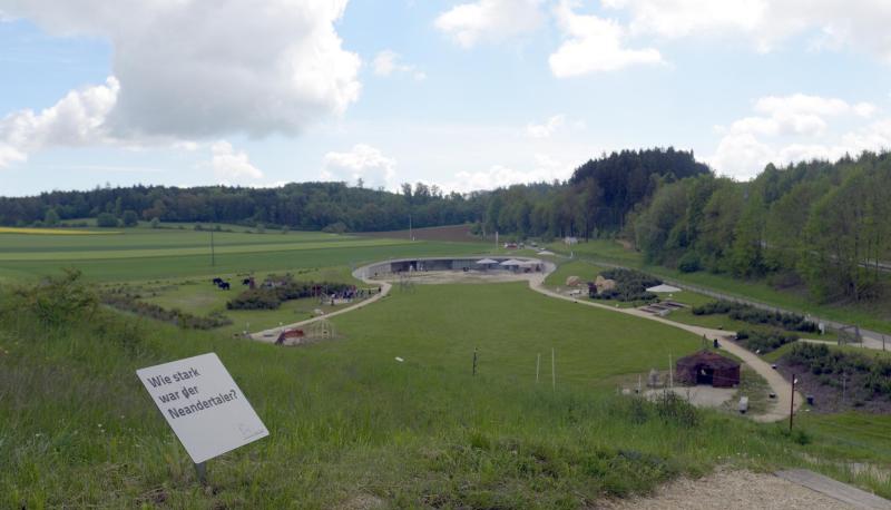 Ein Weg führt in Niederstotzingen durch den Archäopark. Ein Weg führt in Niederstotzingen durch den Archäopark.