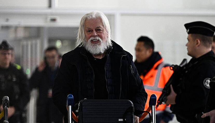 Walfanggegner Watson wieder in Frankreich. Walfanggegner Watson wieder in Frankreich.