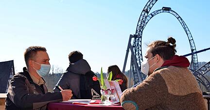 Frieder Barth aus Heilbronn (rechts) spricht mit Tierpfleger Benedict Stirblies über eine Ausbildung zum Zootierpfleger im Wildparadies.
Foto: Stefanie Pfäffle Frieder Barth aus Heilbronn (rechts) spricht mit Tierpfleger Benedict Stirblies über eine Ausbildung zum Zootierpfleger im Wildparadies.
Foto: Stefanie Pfäffle