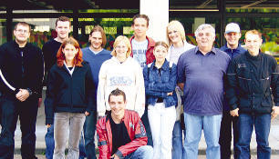 Die Fachpacker der Kaufmännischen Berufsschule Künzelsau mit ihrem Klassenlehrer Ernst Zeller nach bestandenen Abschlussprüfungen. (Foto: privat) Die Fachpacker der Kaufmännischen Berufsschule Künzelsau mit ihrem Klassenlehrer Ernst Zeller nach bestandenen Abschlussprüfungen. (Foto: privat)