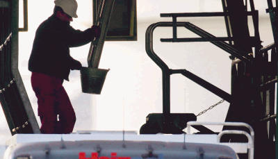 Heizöl, Gas, Strom - die Preise steigen schneller, als man einsparen kann. Hohe Rechnungen bringen viele an den Rand ihrer Möglichkeiten.Foto: AP Heizöl, Gas, Strom - die Preise steigen schneller, als man einsparen kann. Hohe Rechnungen bringen viele an den Rand ihrer Möglichkeiten.Foto: AP