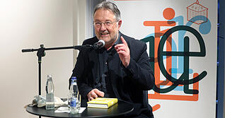 „Greifen Sie zu, dann haben Sie immer etwas richtig gemacht“: Rainer Moritz empfiehlt Georges Simenon und viele andere in seinem neuen Buch. „Greifen Sie zu, dann haben Sie immer etwas richtig gemacht“: Rainer Moritz empfiehlt Georges Simenon und viele andere in seinem neuen Buch.