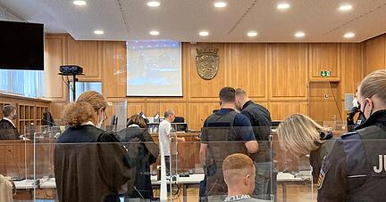 Zwei Angeklagte, drei Verteidigerinnen − im großen Strafkammersaal ist es zu Prozessbeginn voll. Vor der 8. Großen Strafkammer müssen sich zwei junge Hohenloher wegen schwunghaften Drogenhandels verantworten.
Foto: Tscherwitschke Zwei Angeklagte, drei Verteidigerinnen − im großen Strafkammersaal ist es zu Prozessbeginn voll. Vor der 8. Großen Strafkammer müssen sich zwei junge Hohenloher wegen schwunghaften Drogenhandels verantworten.
Foto: Tscherwitschke