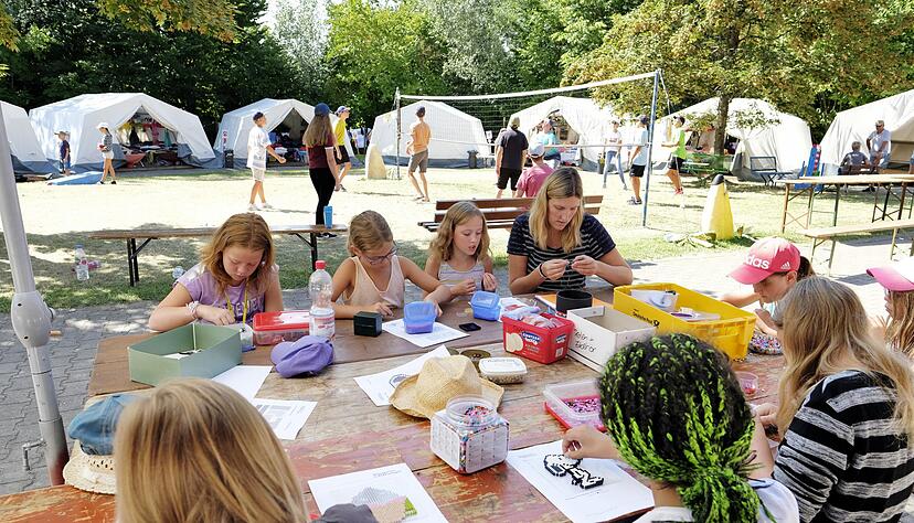 Wer es sportlich mag, kann am Morgen Volleyball spielen. Kinder mit geschickten Händen und Kreativität suchen sich die Bastelangebote aus. Im Schatten lässt es sich hier gut aushalten. Fotos: Dennis Mugler Wer es sportlich mag, kann am Morgen Volleyball spielen. Kinder mit geschickten Händen und Kreativität suchen sich die Bastelangebote aus. Im Schatten lässt es sich hier gut aushalten. Fotos: Dennis Mugler