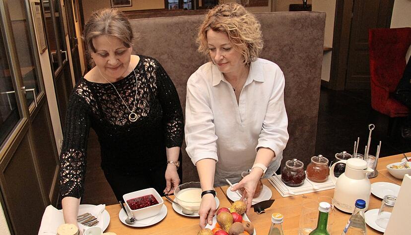 Suzana Farago (links) ist so etwas wie die gute Seele des Hauses. Zusammen mit Sabine Püschel richtet sie das Frühstücksbuffet für die Gäste. Suzana Farago (links) ist so etwas wie die gute Seele des Hauses. Zusammen mit Sabine Püschel richtet sie das Frühstücksbuffet für die Gäste.