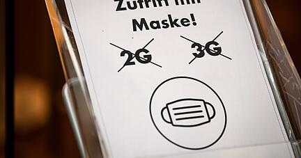Die Pflicht zum Tragen einer FFP2-Maske zum Schutz vor Corona-Infektionen bleibt bestehen. Die Pflicht zum Tragen einer FFP2-Maske zum Schutz vor Corona-Infektionen bleibt bestehen.
