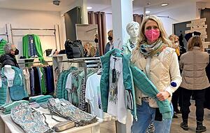 Nicht nur auf den Straßen, auch in den Ladengeschäften wie hier bei Diana Rossmann ist am Samstag viel Betrieb. Nicht nur auf den Straßen, auch in den Ladengeschäften wie hier bei Diana Rossmann ist am Samstag viel Betrieb.