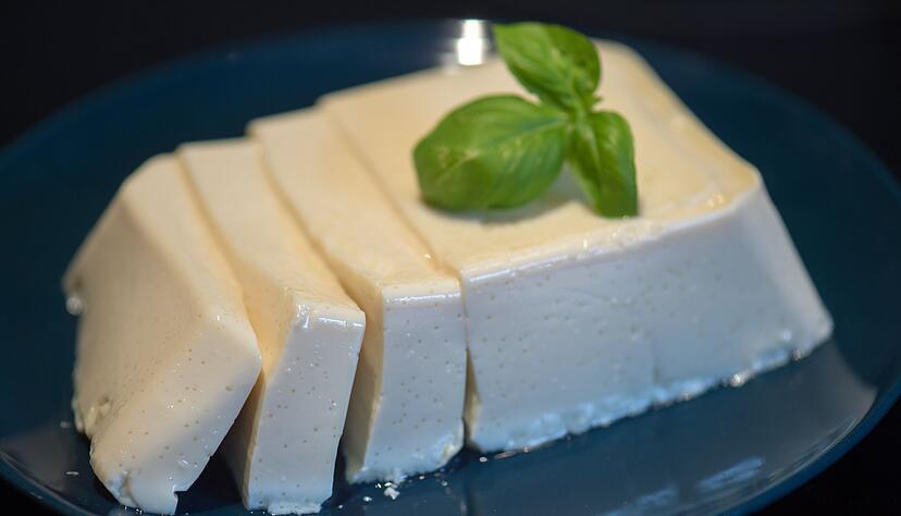 Im Kühlschrank hält sich auch selbst gemachter Seidentofu mehrere Wochen lang. Im Kühlschrank hält sich auch selbst gemachter Seidentofu mehrere Wochen lang.