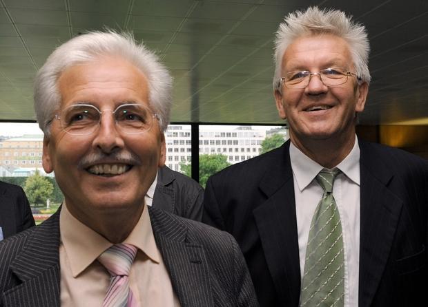 Zwei Wahlsieger: Die Fraktionsvorsitzenden Winfried Kretschmann (links, Grüne) und Ulrich Noll (FDP) stehen am Sonntag nach den Kommunal- und Europawahlen im baden-württembergischen Landtag in Stuttgart. Zwei Wahlsieger: Die Fraktionsvorsitzenden Winfried Kretschmann (links, Grüne) und Ulrich Noll (FDP) stehen am Sonntag nach den Kommunal- und Europawahlen im baden-württembergischen Landtag in Stuttgart.